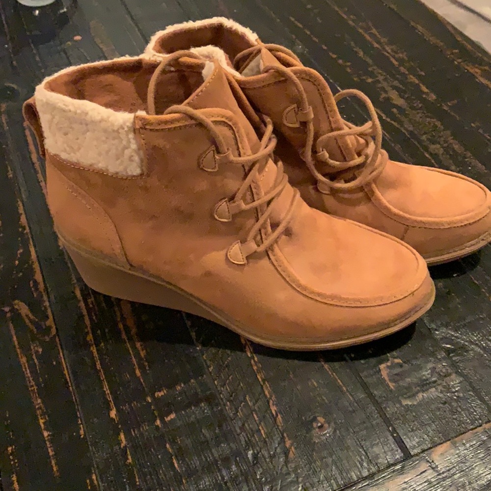 Woman’s size 11 wedge boots